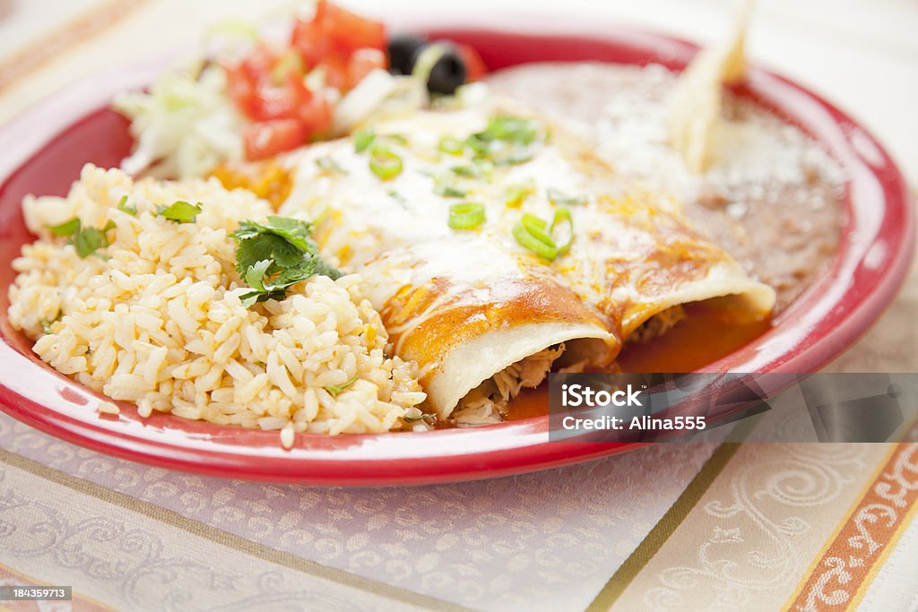 Cuisine mexicaine: Assiette de riz avec du bœuf et des enchiladas, des haricots frits - Photo de Enchilada libre de droits