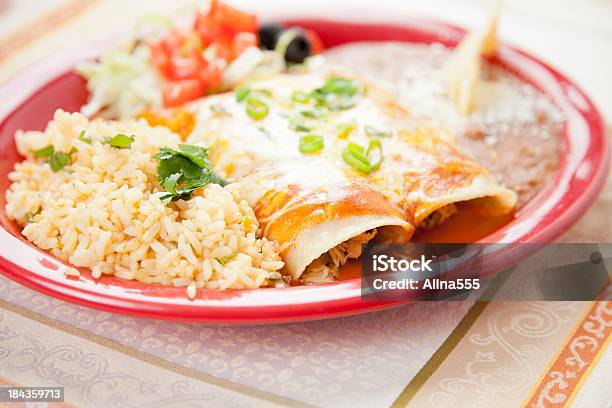Photo libre de droit de Cuisine Mexicaine Assiette De Riz Avec Du Bœuf Et Des Enchiladas Des Haricots Frits banque d'images et plus d'images libres de droit de Enchilada