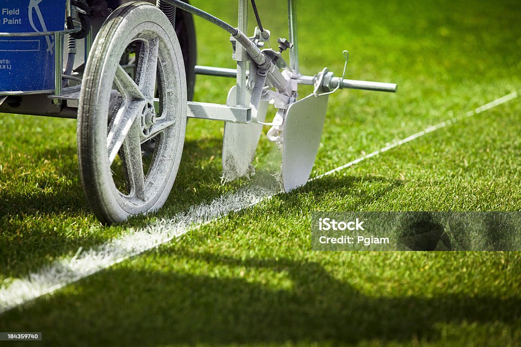 Disegno di linee su un erba erba di campo sportivo - Foto stock royalty-free di Campo da calcio