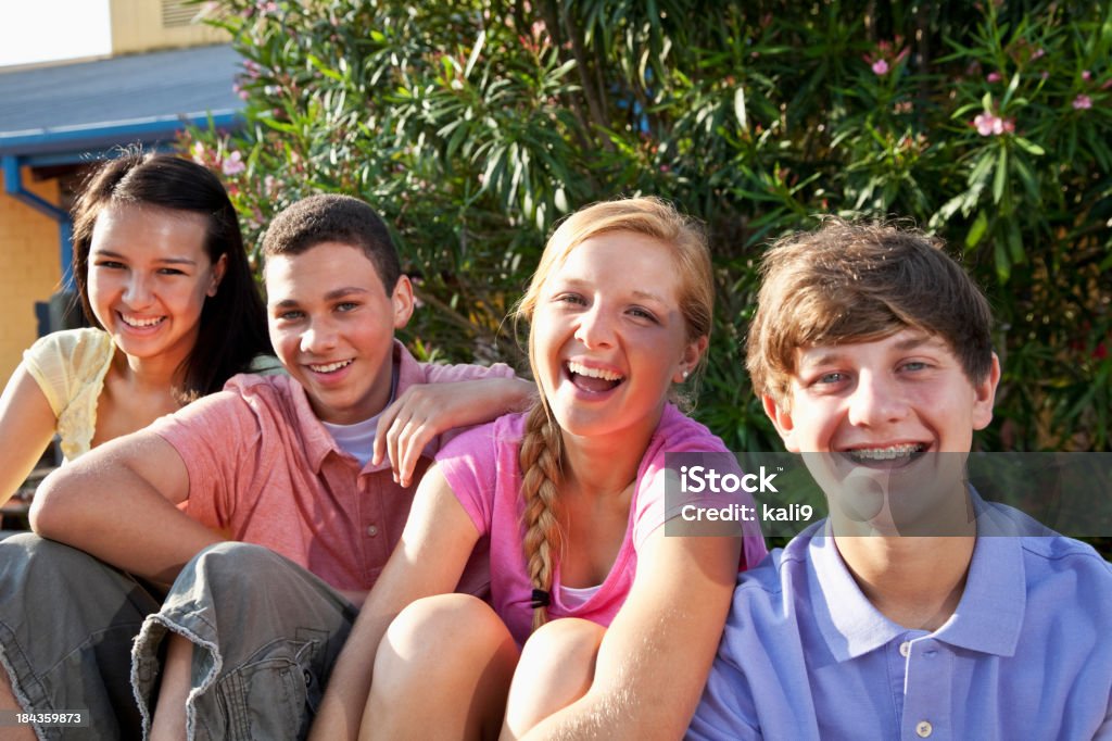 Amici adolescenti appendere fuori insieme - Foto stock royalty-free di 14-15 anni