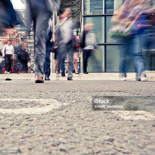 Pendler Überqueren Der Straße In London Stockfoto und mehr Bilder von Abschied - Abschied, Anzug, Architektur