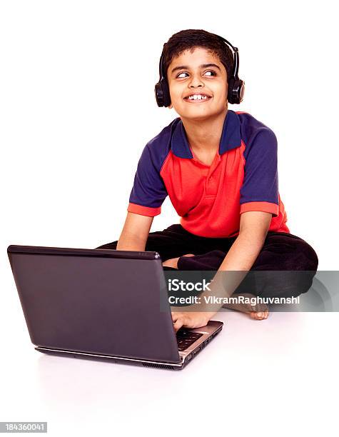 Foto de Alegre Pouco Indian Menino Usando Laptop Isolado No Fundo Branco e mais fotos de stock de Povo Indiano