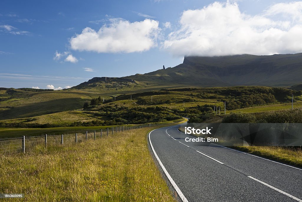 Country Road, Isle of Skye, Szkocja, Zjednoczone Królestwo - Zbiór zdjęć royalty-free (Asfalt)
