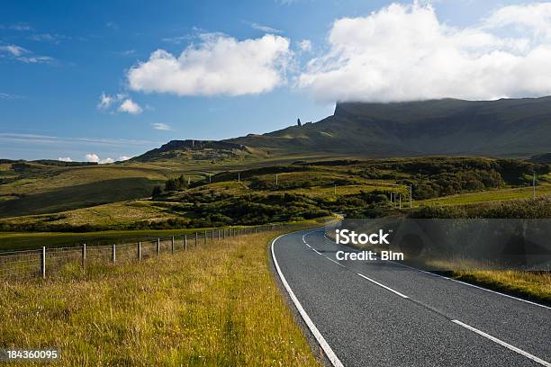 Country Road Isle Of Skye Szkocja Zjednoczone Królestwo - zdjęcia stockowe i więcej obrazów Asfalt