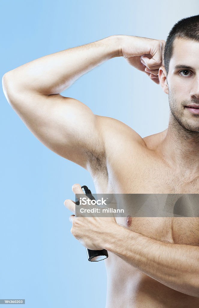 Giovane uomo muscolare con Deodorante - Foto stock royalty-free di 25-29 anni