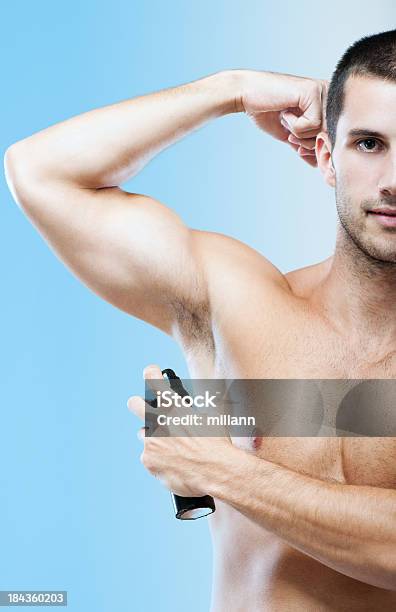 Giovane Uomo Muscolare Con Deodorante - Fotografie stock e altre immagini di 25-29 anni - 25-29 anni, A petto nudo, Addome