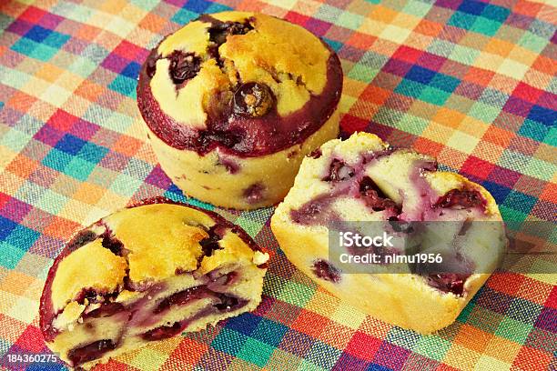 Blaubeermuffins Stockfoto und mehr Bilder von Amerikanische Heidelbeere - Amerikanische Heidelbeere, Backen, Beere - Obst