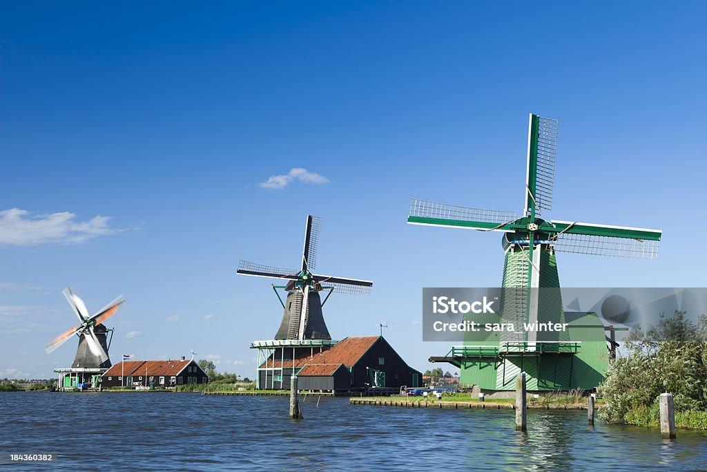 E moinhos de vento holandeses tradicionais em Zaanse Schans, Holanda - Foto de stock de Antigo royalty-free