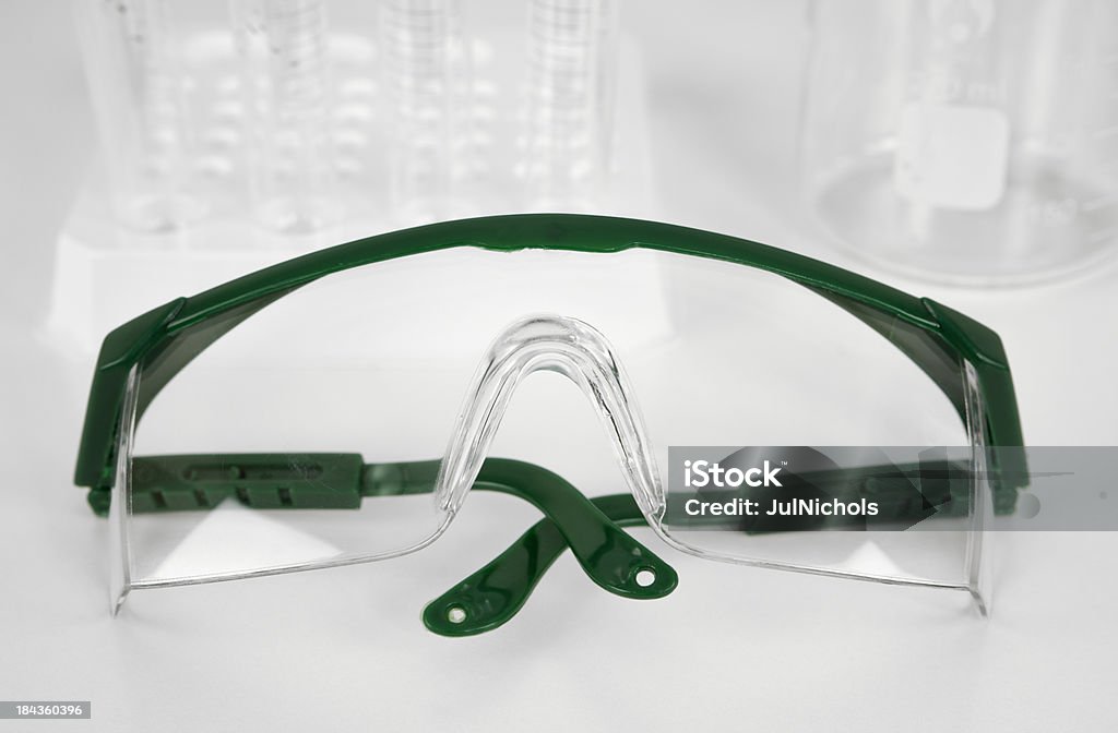 Lunettes de sécurité avec équipement de laboratoire - Photo de En plastique libre de droits