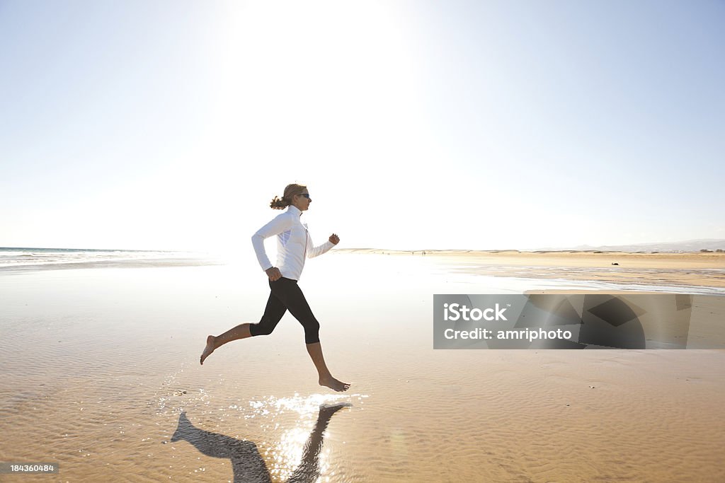 Joggen auf breiter Sandstrand - Lizenzfrei Aktiver Lebensstil Stock-Foto