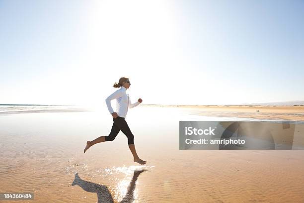 Jogging Na Praia De Areia Alargada - Fotografias de stock e mais imagens de Adulto - Adulto, Ao Ar Livre, Areia