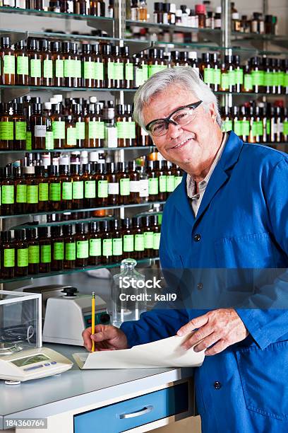 Alter Mann Arbeitet In Chemiefabrik Stockfoto und mehr Bilder von 60-64 Jahre - 60-64 Jahre, 60-69 Jahre, Aktiver Senior