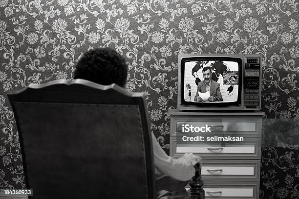 Vista Posteriore Di Uomo Seduto E Guardando Le Notizie In Tv - Fotografie stock e altre immagini di Stile retrò