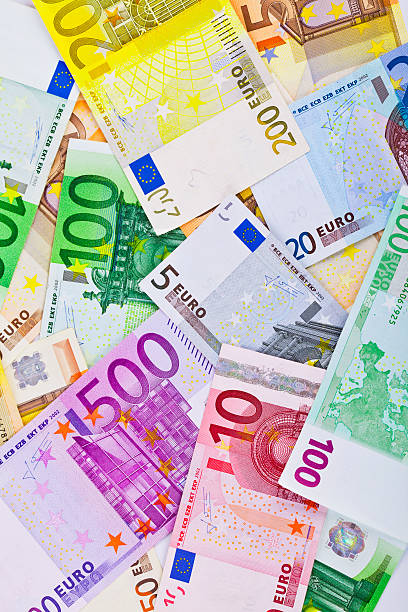 banconote in euro - number 100 number 500 paper currency close up foto e immagini stock