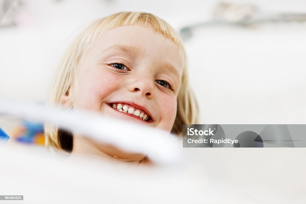 귀여운 4 주행연수 늙음 여자아이 peeps over 용수조 edge 웃음소리 - 로열티 프리 2-3 살 스톡 사진
