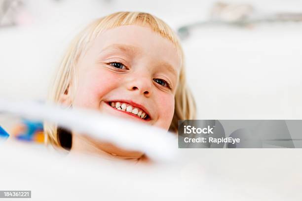 Bonito 4 Anos De Idade Menina Peeps De Banho Edge Rir - Fotografias de stock e mais imagens de 2-3 Anos