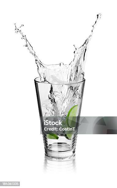 Disfruta De Una Bebida Con Limes Hielo Foto de stock y más banco de imágenes de Gin Tonic - Gin Tonic, Tónica, Recortable