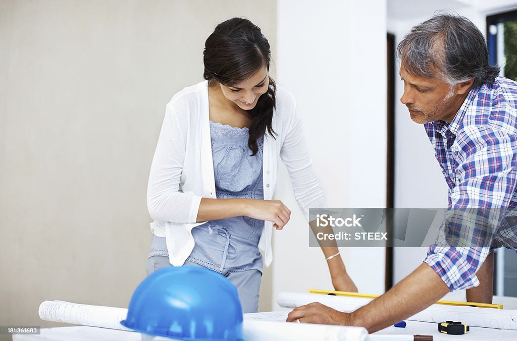 Schöne Frau mit Architekten diskutieren - Lizenzfrei Architekturberuf Stock-Foto