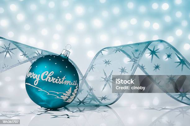 Photo libre de droit de Essence Christmas Bauble banque d'images et plus d'images libres de droit de Bleu - Bleu, Boule de Noël, Brillant