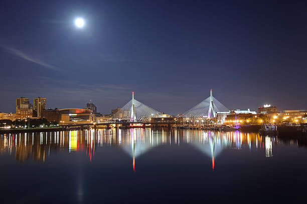 満月を zakim ブリッジでボストン（マサチューセッツ州） - boston bridge leonard p zakim bunker hill bridge massachusetts ストックフォトと画像