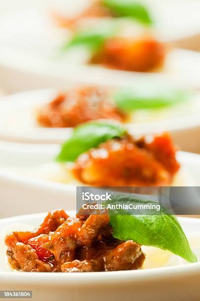 라인 인명별 요업 숟가락 카나페 신선한 바실은 저녁에만 이탈리아 음식에 대한 스톡 사진 및 기타 이미지 - 이탈리아 음식, 모던-양식, 신선함