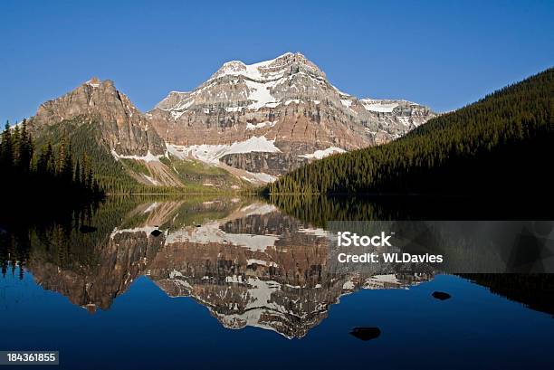 Rocky Mountain Reflexion Stockfoto und mehr Bilder von Abgeschiedenheit - Abgeschiedenheit, Banff-Nationalpark, Berg