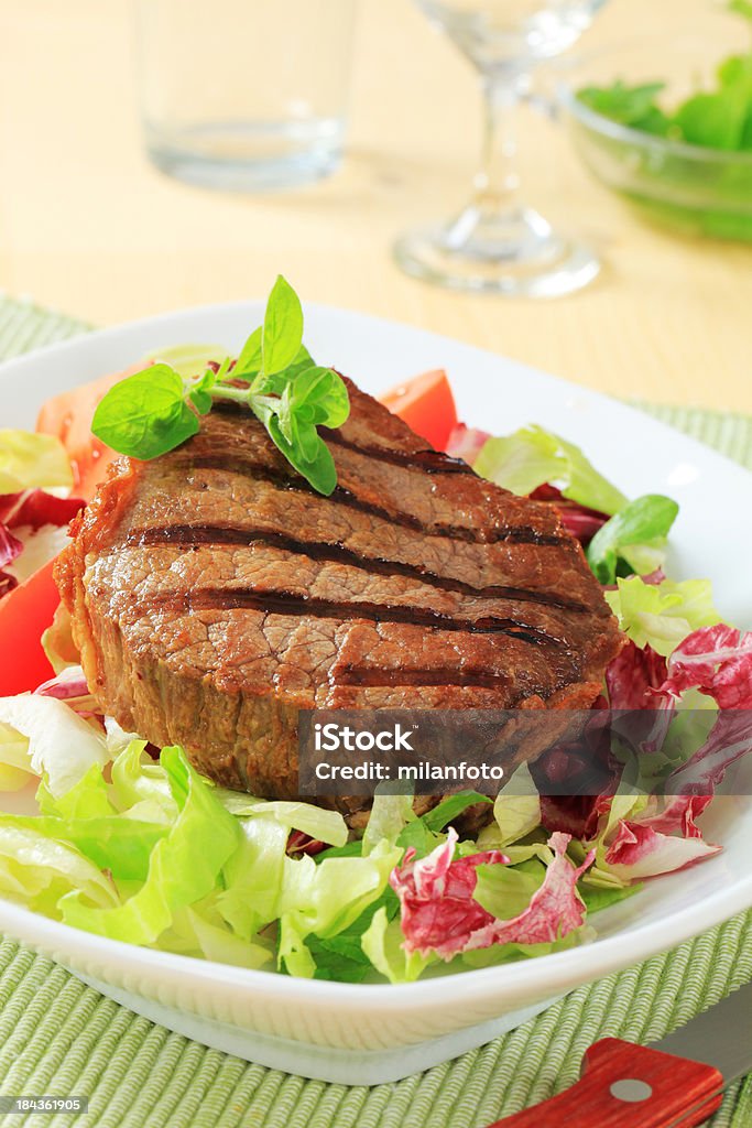 Filé grelhado com salada de legumes - Foto de stock de Alface royalty-free