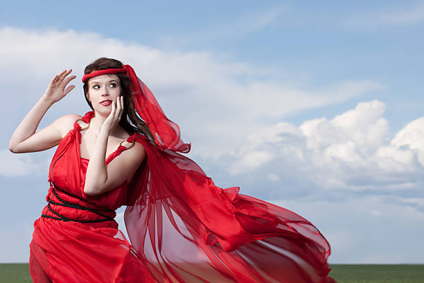 Người phụ nữ mặc màu đỏ ngoài trời trong gió
