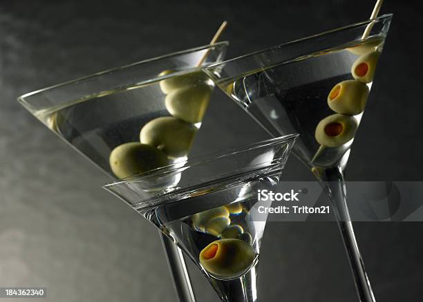 Martinis - Fotografias de stock e mais imagens de Azeitona - Azeitona, Bar - Local de entretenimento, Bebida