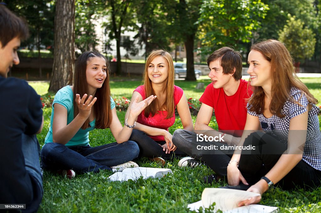 Jóvenes estudiantes universitarios relajante al aire libre - Foto de stock de Adolescencia libre de derechos