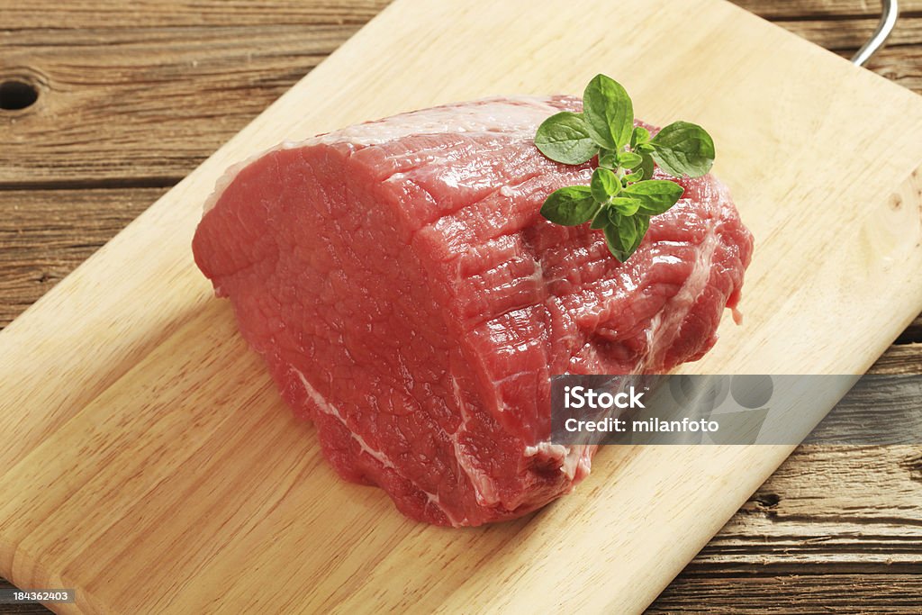 Carne di manzo cruda sul Tagliere - Foto stock royalty-free di A forma di blocco