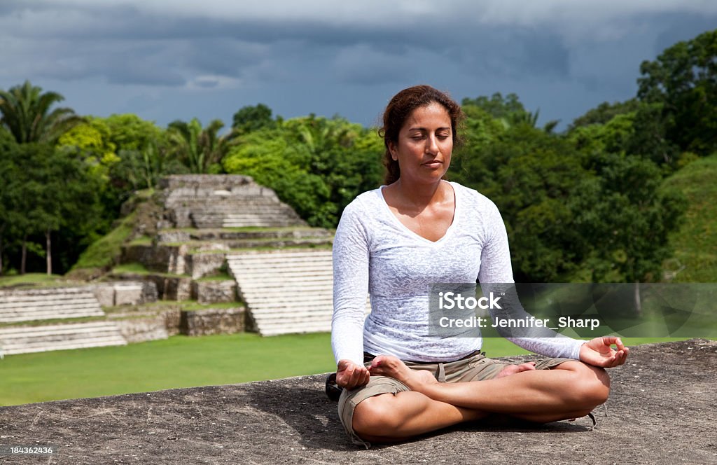 yoga en ruinas mayas - Foto de stock de Yoga libre de derechos