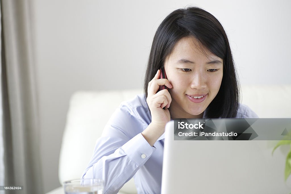 Femme à l'aide d'ordinateur portable à la maison - Photo de Activité de loisirs libre de droits