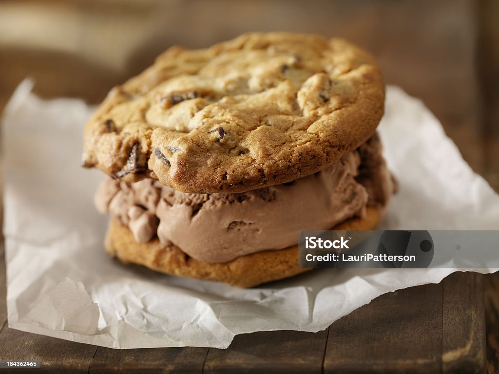 Ice Cream Sandwich - Foto stock royalty-free di Gelato al cioccolato