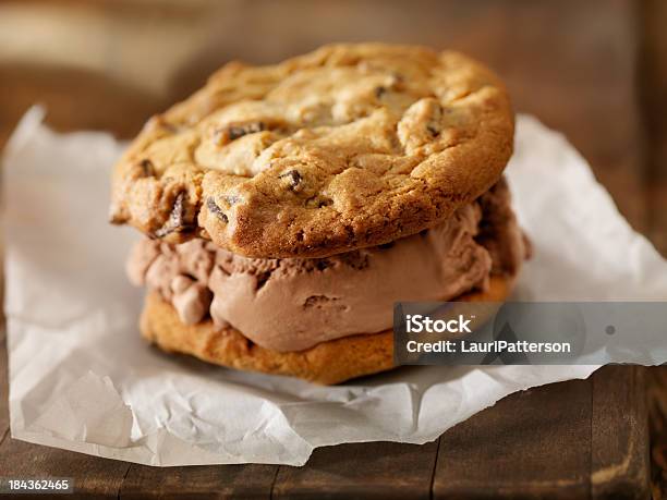 아이스크림 샌드위치 초콜릿 아이스크림에 대한 스톡 사진 및 기타 이미지 - 초콜릿 아이스크림, 0명, 건강에 좋지 않은 음식