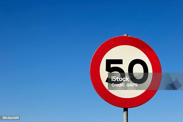 Road Hinweisschild In Einer Maximalen Geschwindigkeit Von 50 Stockfoto und mehr Bilder von Zahl 50