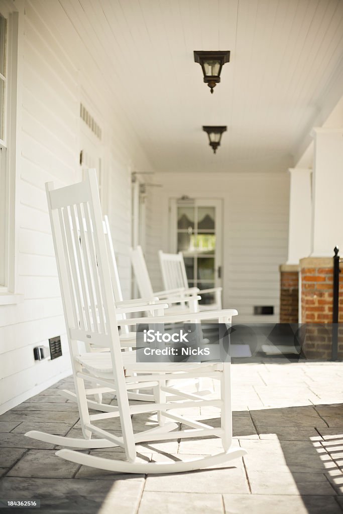 Tenga cuidado con las sillas mecedoras en un porche - Foto de stock de Veranda libre de derechos