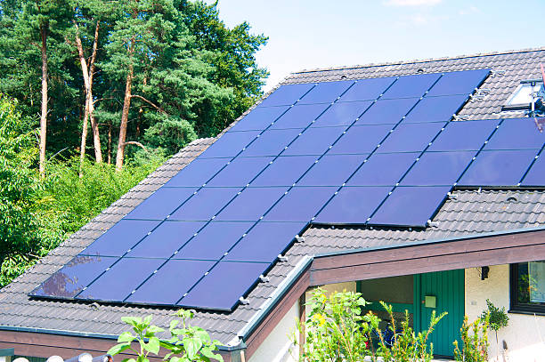 brilhante painéis solares no telhado - alternative engery - fotografias e filmes do acervo