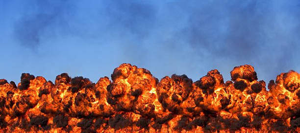 muro di fuoco intenso - napalm foto e immagini stock