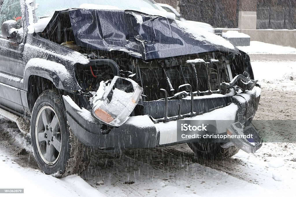 Auto accidente en invierno - Foto de stock de Nieve libre de derechos