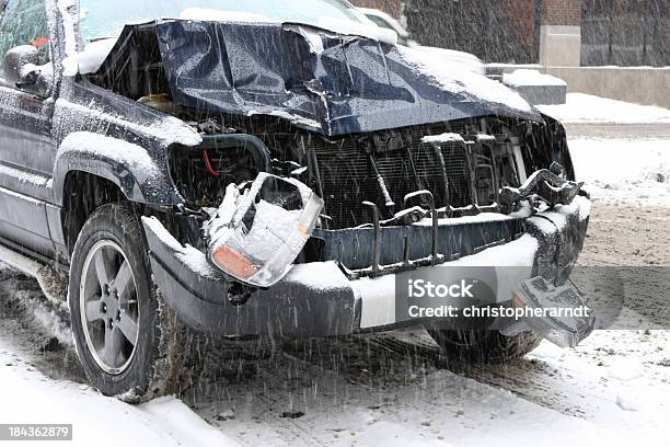 Auto Accidente En Invierno Foto de stock y más banco de imágenes de Nieve - Nieve, Aplastado, Choque