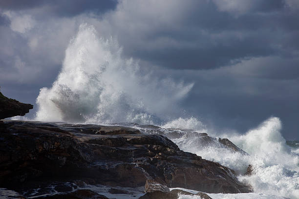 vagues de l'océan - storm tide tide wave high tide photos et images de collection