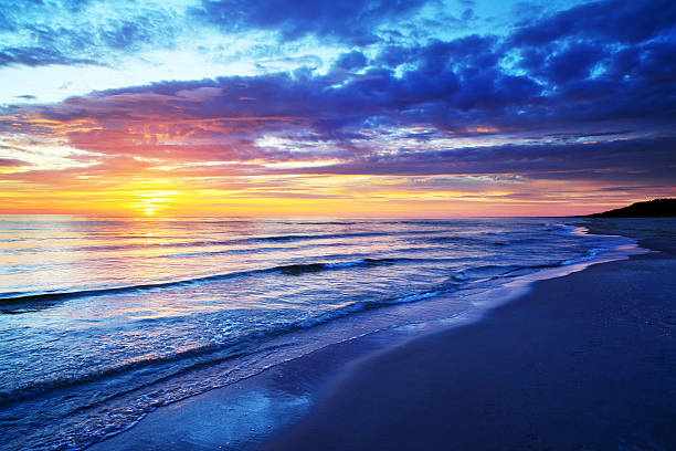 空のビーチと海に沈む夕日 - north shore hawaii islands usa oahu ストックフォトと画像