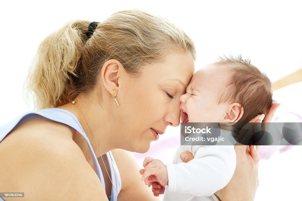 Mère tenant et apaisante 3 mois bébé fille - Photo de Bébé libre de droits