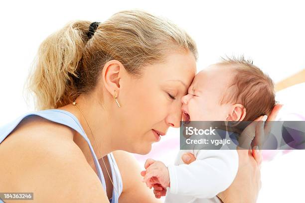 구슬눈꼬리 쥠 및 안정 3 개월 아기 여자아이 아기에 대한 스톡 사진 및 기타 이미지 - 아기, 울음, 옆모습