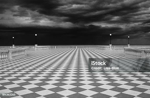 Controllato Piazza Passeggiata Sul Mare - Fotografie stock e altre immagini di A quadri - A quadri, Bianco e nero, Italia