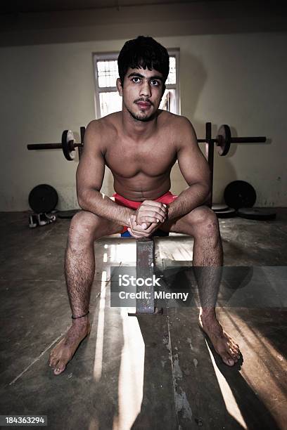 Indian Wrestler Siedzi Na Ławka Do Wyciskania New Delhi W Indiach - zdjęcia stockowe i więcej obrazów Zapasy