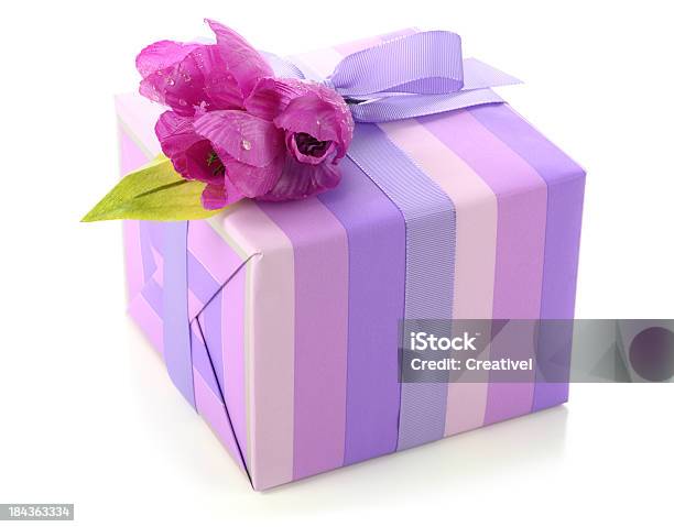 Roxo Caixa De Presente Embrulhado Com Fita De Seda Flores E - Fotografias de stock e mais imagens de Caixa de presentes