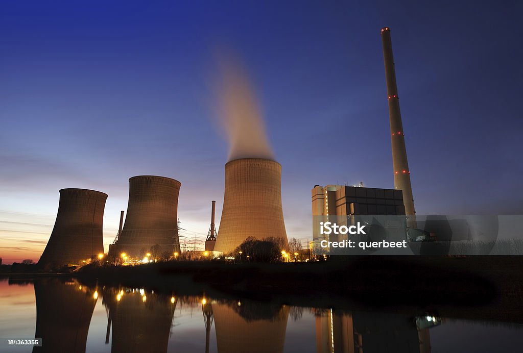 Großen Kraftwerk in die Nacht - Lizenzfrei Abgas Stock-Foto