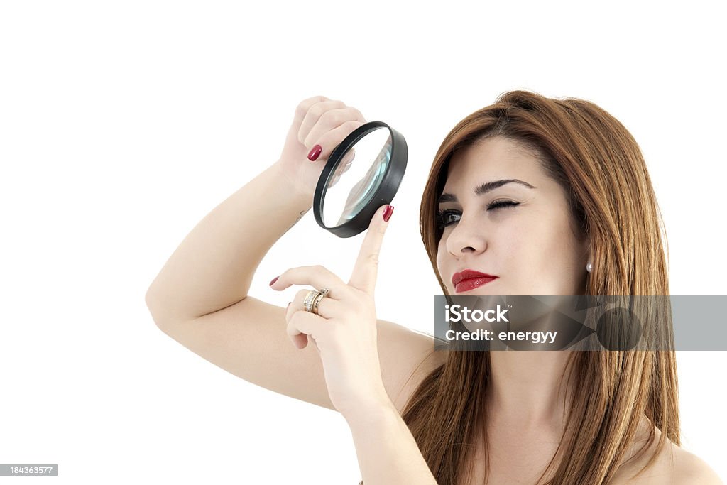 Giovane donna con una lente di ingrandimento - Foto stock royalty-free di 20-24 anni